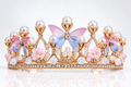 Tiara metálica con perlas y mariposas